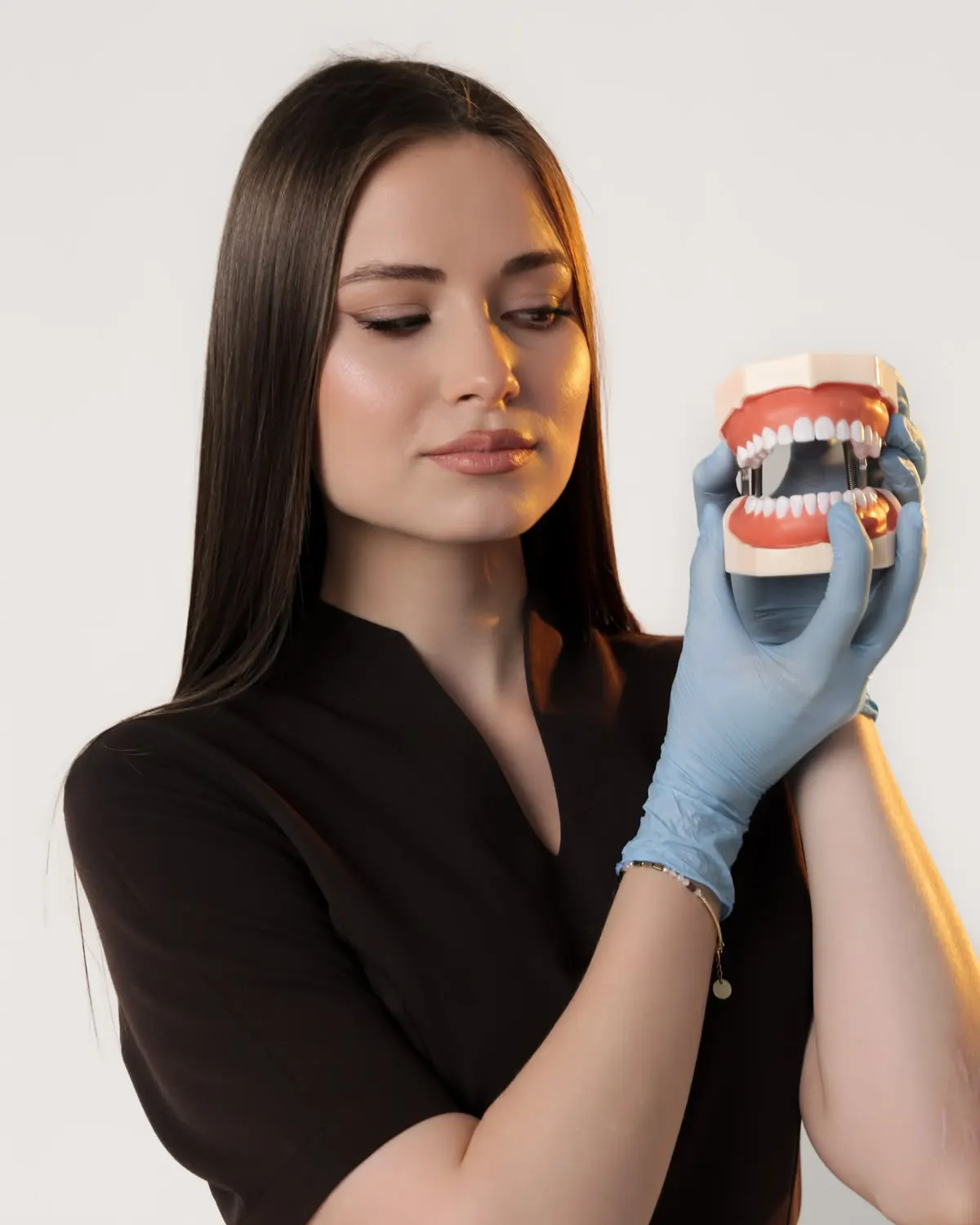 Paciente segurando modelo dentário